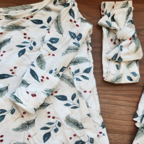 Milkmaid Goods Newborn Bundle, Swaddle, Bow and Knotted Gown - Picture 3 of 3